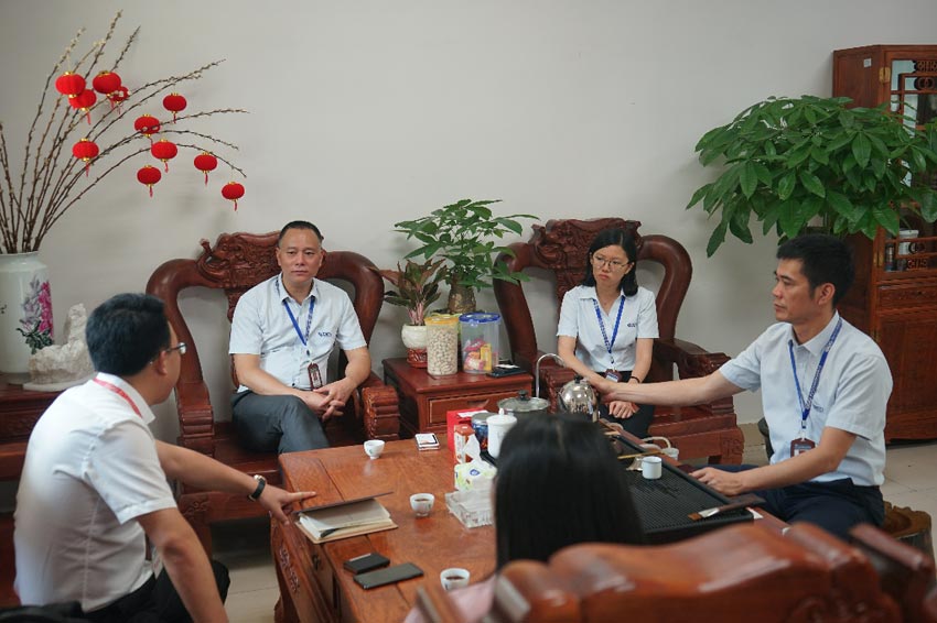 《品質(zhì)》欄目組領(lǐng)導(dǎo)與梁漢棋董事長、曹傳偉總經(jīng)理洽談事宜